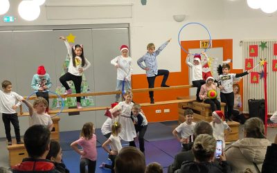 Bezaubernder lebendiger Adventskalender in der Grundschule